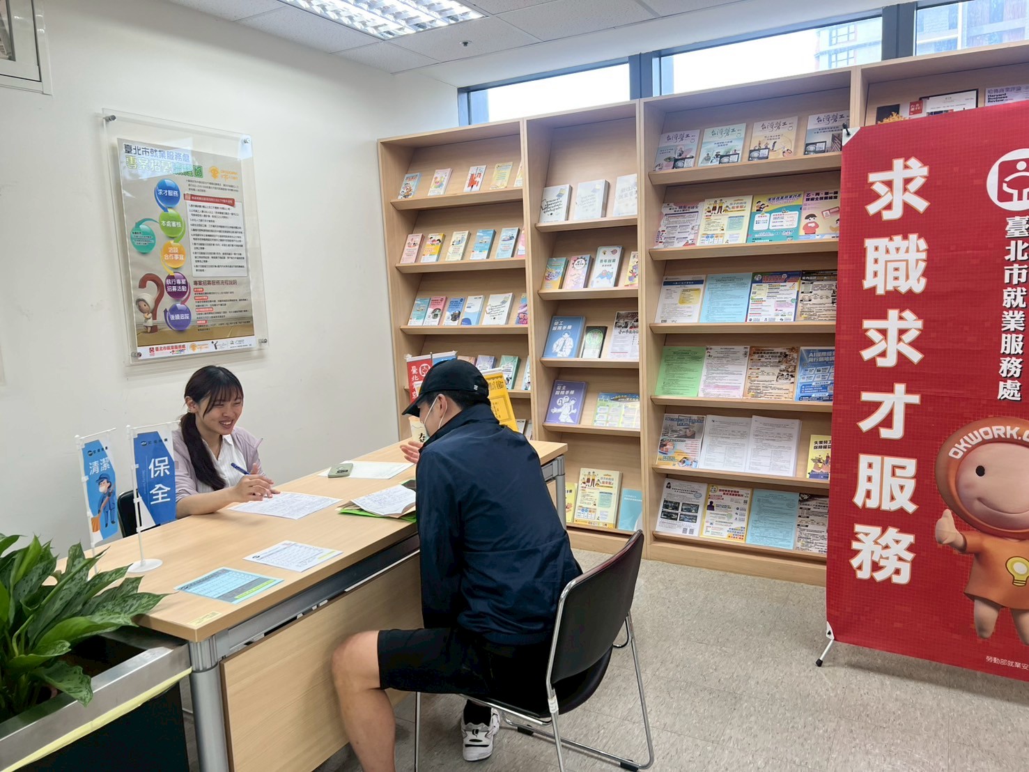 圖示一： 北市勞動局就業服務處4月21日至4月24日，共邀集18家知名企業於各就服站舉辦現場徵才活動，提供達767個工作機會。